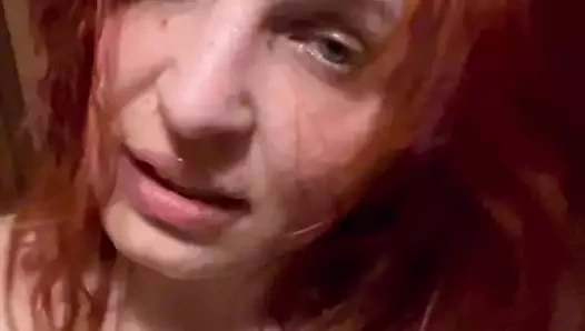 Egzersiz yaptıktan sonra terleme, dildoyla oynama ve birkaç orgazm, amcık yakın çekim, balkonda çıplak