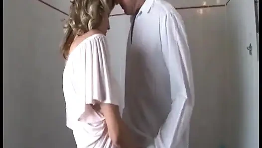 Sarışın Gözlüklü Bebek Amcığını Parmaklıyor Ve Sert Yarak Emiyor