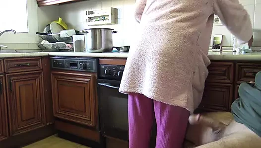 Olgun teyze mastürbasyon yaptıktan sonra azgın üvey oğullarının dölünü içiyor