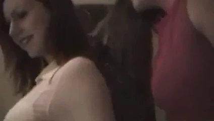 Koridordaki parti kızları striptiz yapmak ve yalamak için otele gelir