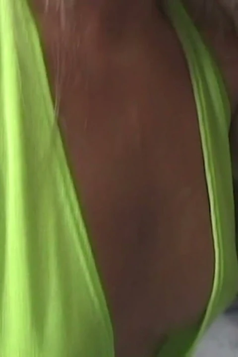 Tyla Wynn bikinisiyle güneşlenirken bir beyefendi onun memelerinden sikişmek istedi.