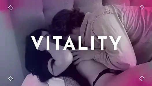 Sikme bu kalın sürtük ve boşalmak üzerinde ona güzel göt