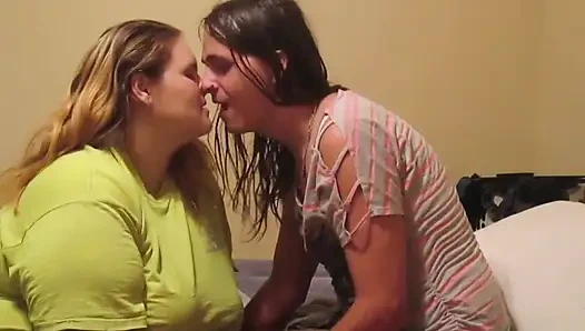 Seksi orta yaşlı seksi kadın ve ateşli kadın kılıklı sikişiyor ve klitorisini boşaltıyor