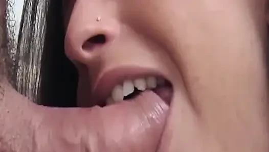 Olgun esmer orta yaşlı seksi kadın büyük yarağı emiyor