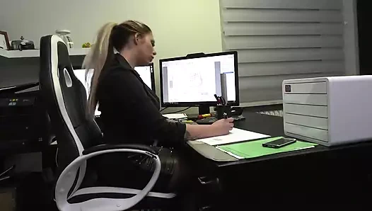 Büyük memeli tombul bebek ofiste büyük yarak emme ve sikişme sorununu çözüyor