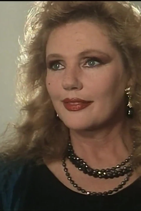 Красивую винтажную сексуальную милфу с волосатой киской трахнули в задницу и киску три чудовищных черных члена, кончающие в ее рот