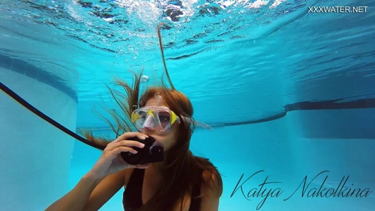 Katya nakolkina havuzda başka bir kızla
