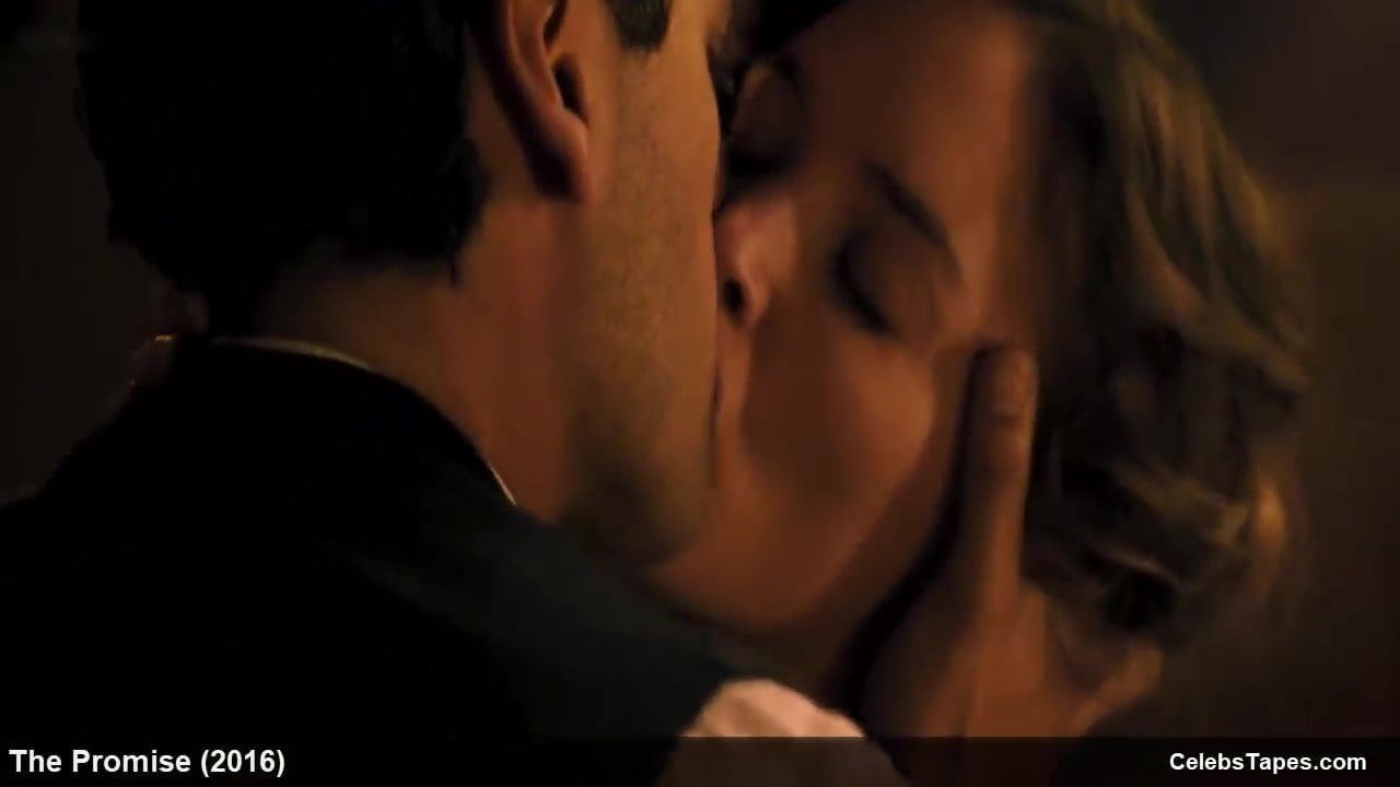 Charlotte le bon seksi iç çamaşırı ve erotik sahneler