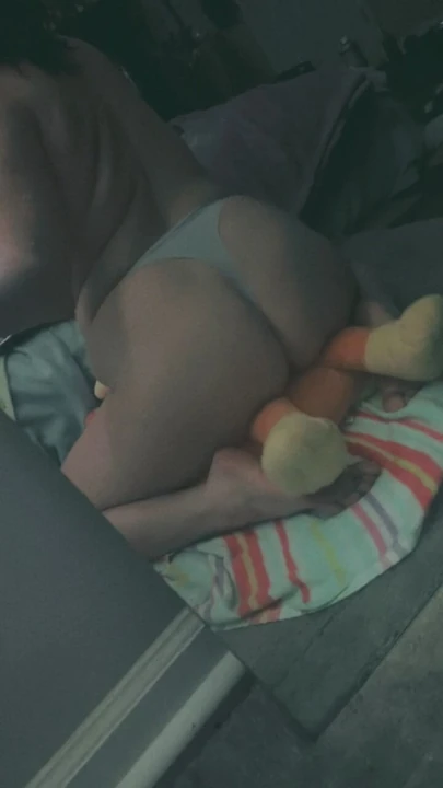 Plushie aynanın önünde sikişiyor.