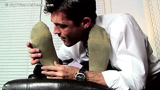 Jeremeye'nin 14 beden elbise çorapları ve çıplak ayaklarına tapıyor