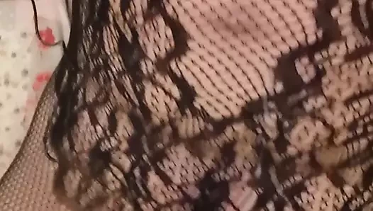 Eller çapraz soyunuyor ve boşaltıyor.