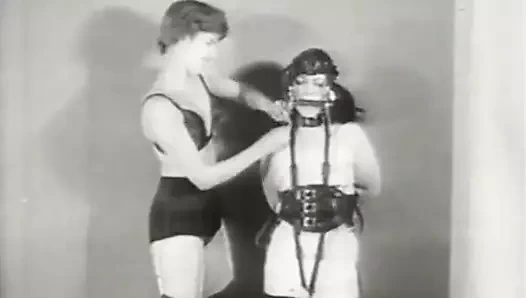 Deri bağlarda bağlı esmer bebek (1950'lerde vintage)