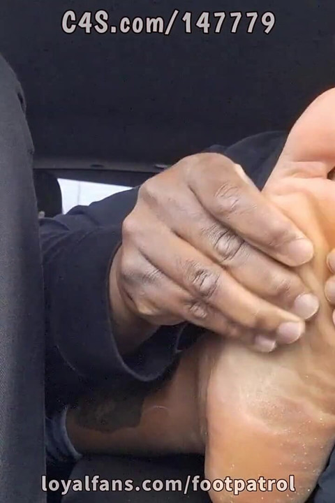 Yaramaz ayaklı adam 11 feet büyüklüğünde sürttürüp emiyorsa bayana binmeyi teklif ediyor