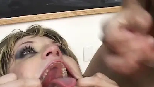 Ateşli gırtlağa sahne 1_horny büyük memeli sarışın tyla wynn aynı anda iki yarağı derinden emiyor