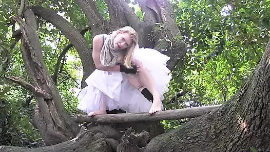 Madison Young, ağaçta solo mastürbasyon