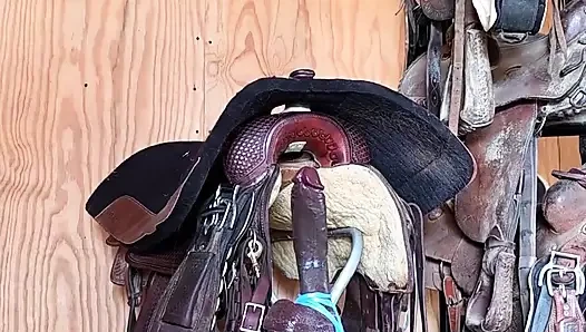Kızıl saçlı götte farrier standında büyük zenci yarağıyla sikişiyor ve amcık fışkırtıyor