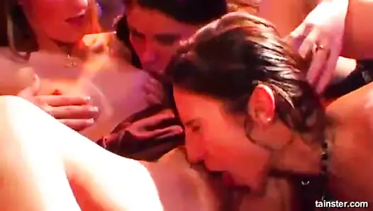 Biseksüel porno babes kahrolası içinde kamu