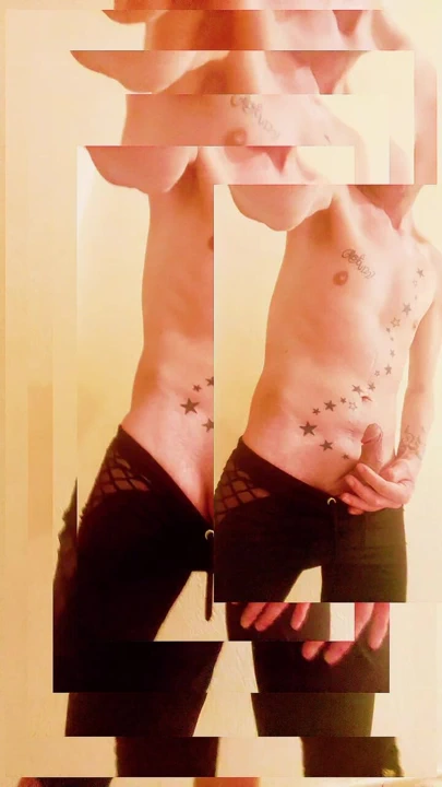 Dövmem bitene kadar ve aynı zamanda güzel yarağımı emmeyi hayal etmesine izin #bite #minet #lgbt #pornstar #sexe #suisse #