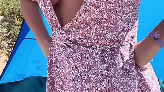 Açık havada sargı elbisesi içinde külotsuz amını teşhir ediyor