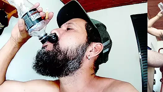 Bağımsız bir şekilde mastürbasyon yapıyor - sigara içiyor