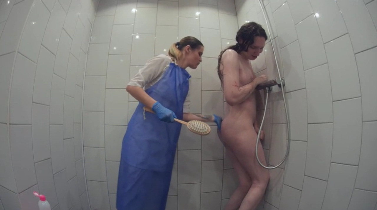 Özel bir klinikte bir hastanın yıkanması