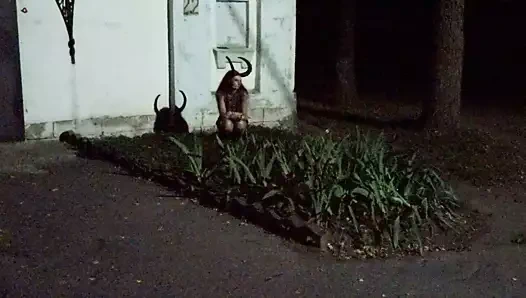 Açık beyaz duvarda gölgeyle dans et