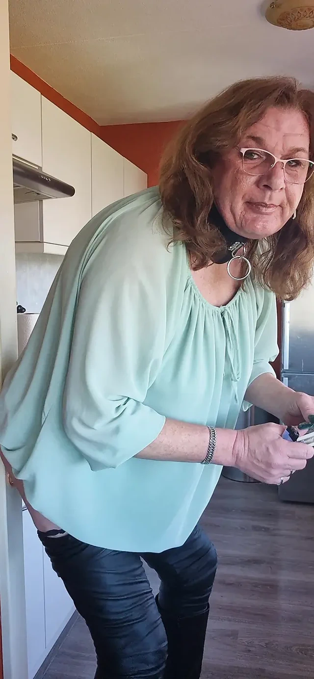 Sigara içerken dildomun tadını çıkarıyorum