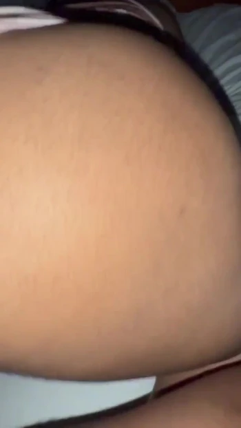 Волнующий момент из "Моя фриковатая задница сводный брат трахнул мою большую задницу, затем выстрелил свою порцию спермы на мою задницу"