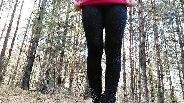 ЗОЛОТОЙ ДОЖДЬ В ЛЕСУ ОТ ВОЛОСАТОЙ КИСКИ