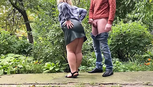 Bonus olarak, üvey annemin eteğine boşalıyorum.