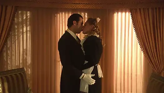 Azgın çift yerde samanın içinde sikişiyor