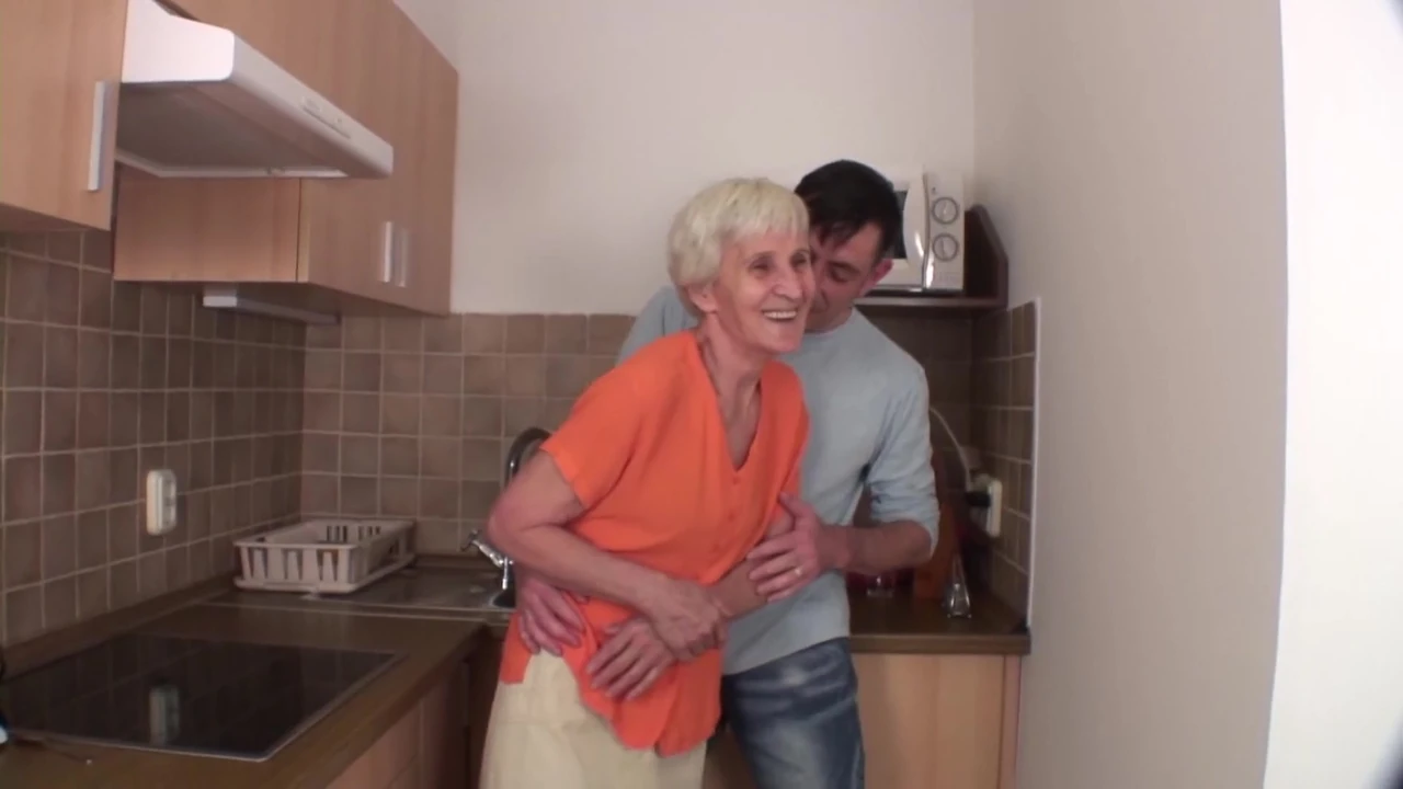 बहुत बूढ़ी जर्मन नानी अपने चेहरे पर गर्म वीर्य पसंद करती है