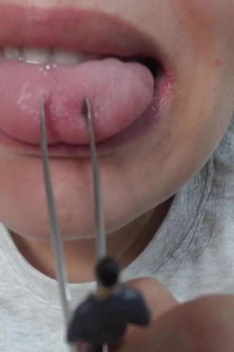 Dev götlü üvey kız kardeşim küçük üvey erkek kardeşiyle dişçide oynuyor,