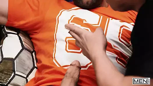 Erkekler - kaslı hunk dom king rötuş için gidiyor ve Logan Aarons'ın deliğine dölünü boşaltıyor