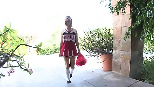 Ateşli edepsiz sarışın küçük tatlı amının içine büyük bir yarak alıyor