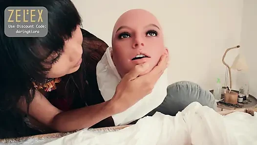 Zelex Doll ile oynuyor