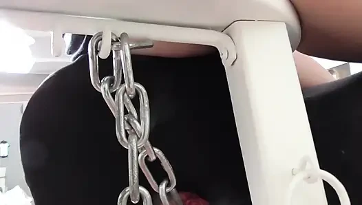 Yüze oturma sandalyesi tarafından işkence ediliyor!