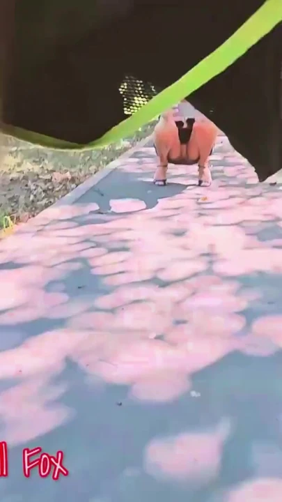Halka açık pikap Fransız sarışın orta yaşlı seksi kadın Axell Fox. Göt yalama.kaltağın üstüne işiyor.açık havada seks.sokakta çıplak bedava öpücük.dışarıda külot. | Klip 1