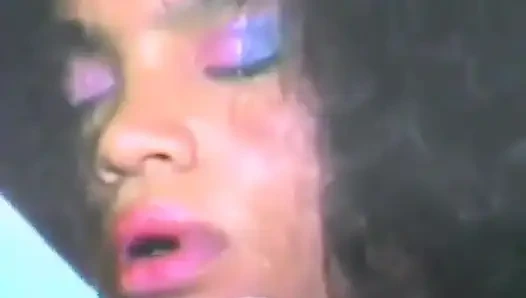 Zenci bir hatun bir sürü dildoyla kendini sikiyor