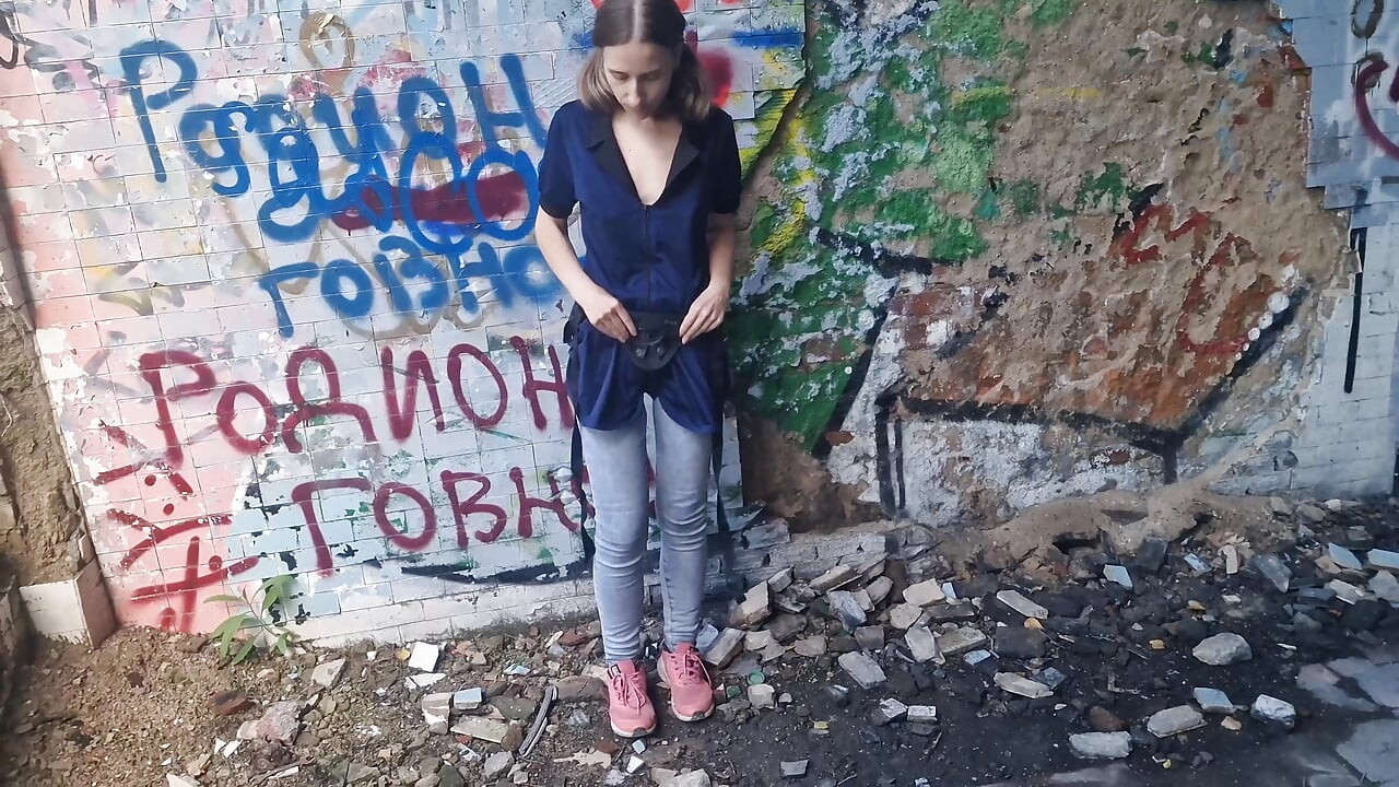 Anastasia sahibe açık havada halka açık domaltarak tehlikeli sikişiyor terk edilmiş yüzme havuzu akvaryumu rusya'da en iyi köle takma yarak