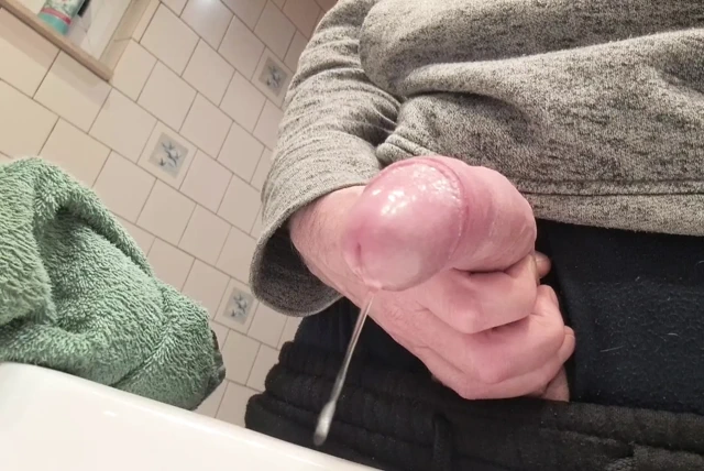 İşerken çok fazla döl damlatıyor