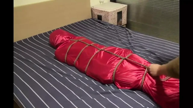 Pembe çarşaflar ve kompresyon torbaları