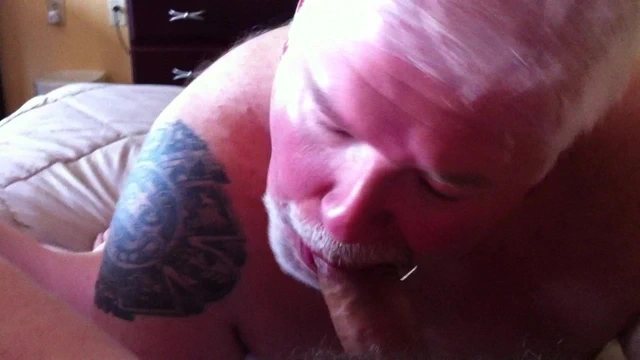 Lechusatex, düz evli bir tomurcuğu emer.