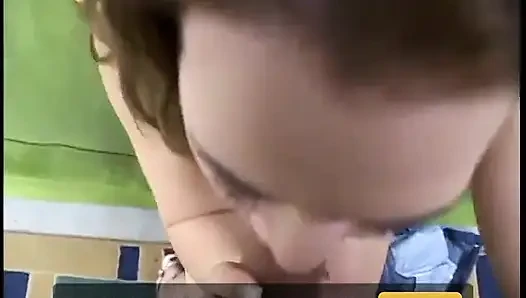 Azgın hatun sert sikilmeden önce büyük bir yarağa oral seks yapmak için eğiliyor