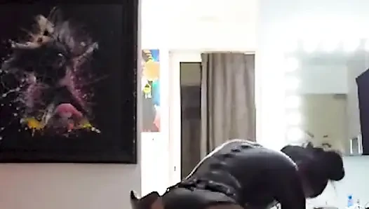 Dominafire Anal Kadın Kılıklı Sürtüğü Sikiyor