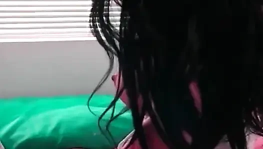 Ateşli bir esmerin tutkulu amcık yalama ve parmaklama