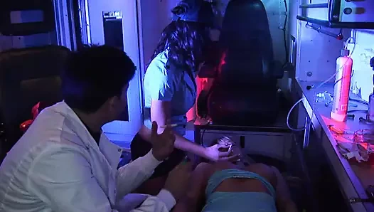 Ambulansta vahşi üçlü seks yapıyor