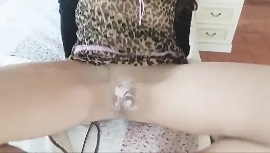 Şeffaf çoraplı güzel ve yaramaz ayaklar