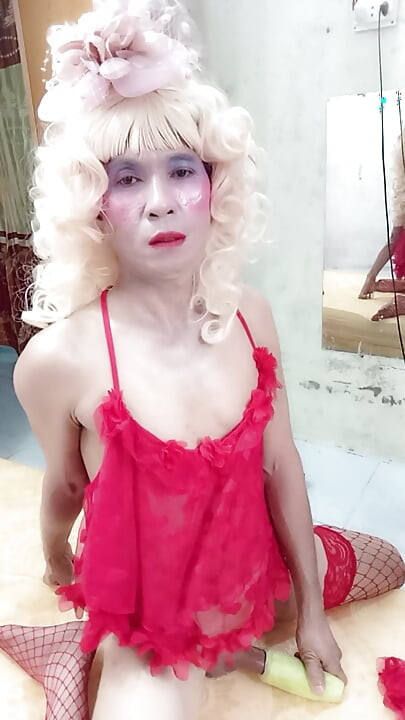 Oanh Le transgender çok mutlu numarası yapan sopalarla oynamak için ima edici kıyafetler giyiyor