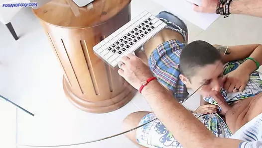 4k ateşli genç kız masanın altında derin sakso çekiyor